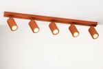 Lampa sufitowa Zoom w ceglanym kolorze z pięcioma regulowanymi reflektorami GU10. Montaż na suficie, z widoczną matową powierzchnią. Reflektory skierowane w dół, zamocowane na prostokątnej listwie. Tło białe, minimalistyczne.