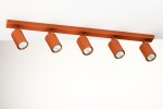 Lampa sufitowa Zoom w kolorze ceglastym, z pięcioma punktami świetlnymi GU10. Ułożona poziomo na białym tle, z cylindrycznymi kloszami skierowanymi w dół, na metalowej listwie.