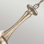 Lampa wisząca Rosalie w kolorze starego jasnego złota z pięcioma gniazdami E14. Widok z góry, pokazujący smukły trzon i okrągłą podstawę. Tekstura metalowa, z delikatnymi zdobieniami. Idealna do eleganckich wnętrz.