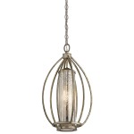 Lampa wisząca Rosalie w starym jasnym złocie, w kształcie owalnym z metalowym koszem i szklanym kloszem. Zawieszona na łańcuszku, przeznaczona na jedną żarówkę E27. Wnętrze klosza zdobione delikatnym wzorem, tworzy elegancką atmosferę.