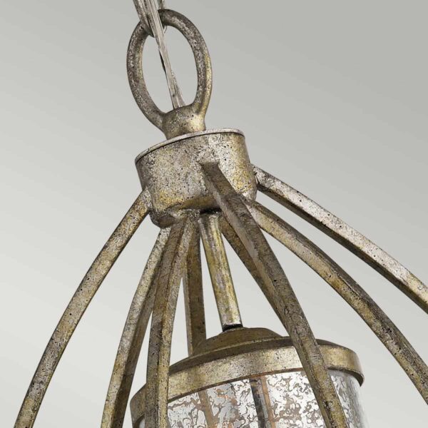 Lampa wisząca Rosalie w kolorze starego jasnego złota, z metalową konstrukcją składającą się z cienkich, stylowych ramion. Na górze znajduje się okrągłe mocowanie, a u dołu szklany klosz z dekoracyjnym wzorem.