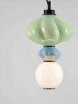 Lampa wisząca Casurno 1xLED 8W z kolorowymi kloszami: zielonym, niebieskim i białym. Ułożona w pionie, z czarnym elementem mocującym. Prosta, szklana struktura na szarym tle.