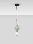 Lampa wisząca Casurno z jedną żarówką LED 8W w kolorze czarnym. Składa się z trzech elementów: zielonego, niebieskiego i białego, w formie kulistej i owalnej, zawieszona na czarnym przewodzie. Tło jasnoszare.