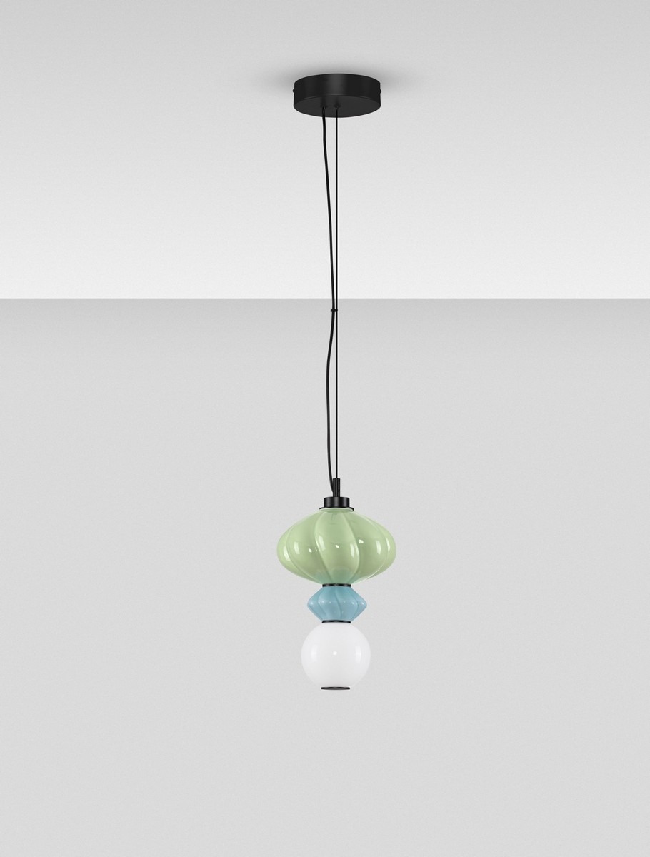 Lampa wisząca Casurno z jednym źródłem LED 8W, w kolorze czarnym. Składa się z trzech szklanych elementów w kolorze zielonym, niebieskim i białym, zawieszona na czarnym kablu z okrągłym mocowaniem sufitowym.
