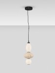 Lampa wisząca Casurno 1xLED 18W w kolorze czarno-beżowym, składająca się z trzech szklanych elementów o różnych kształtach: dwóch okrągłych i jednego owalnego. Zamontowana na czarnym przewodzie, zawieszona na okrągłym mocowaniu. Tło proste, jasne.