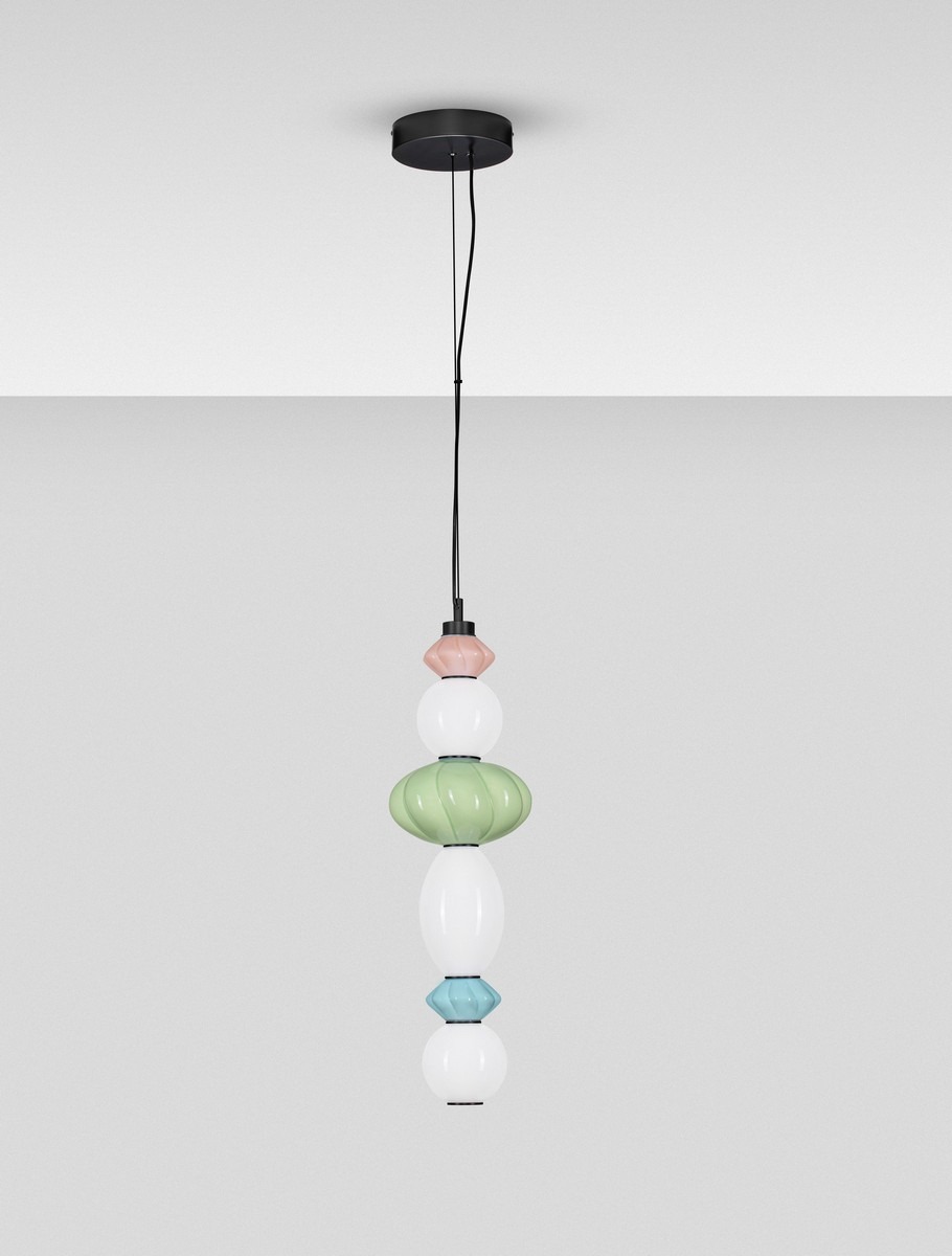 Lampa wisząca Casurno z jedną żarówką LED 23W w kolorze czarnym. Składa się z kolorowych elementów w odcieniach bieli, zieleni, różu i błękitu, zawieszona na czarnym kablu, z okrągłym mocowaniem sufitowym.