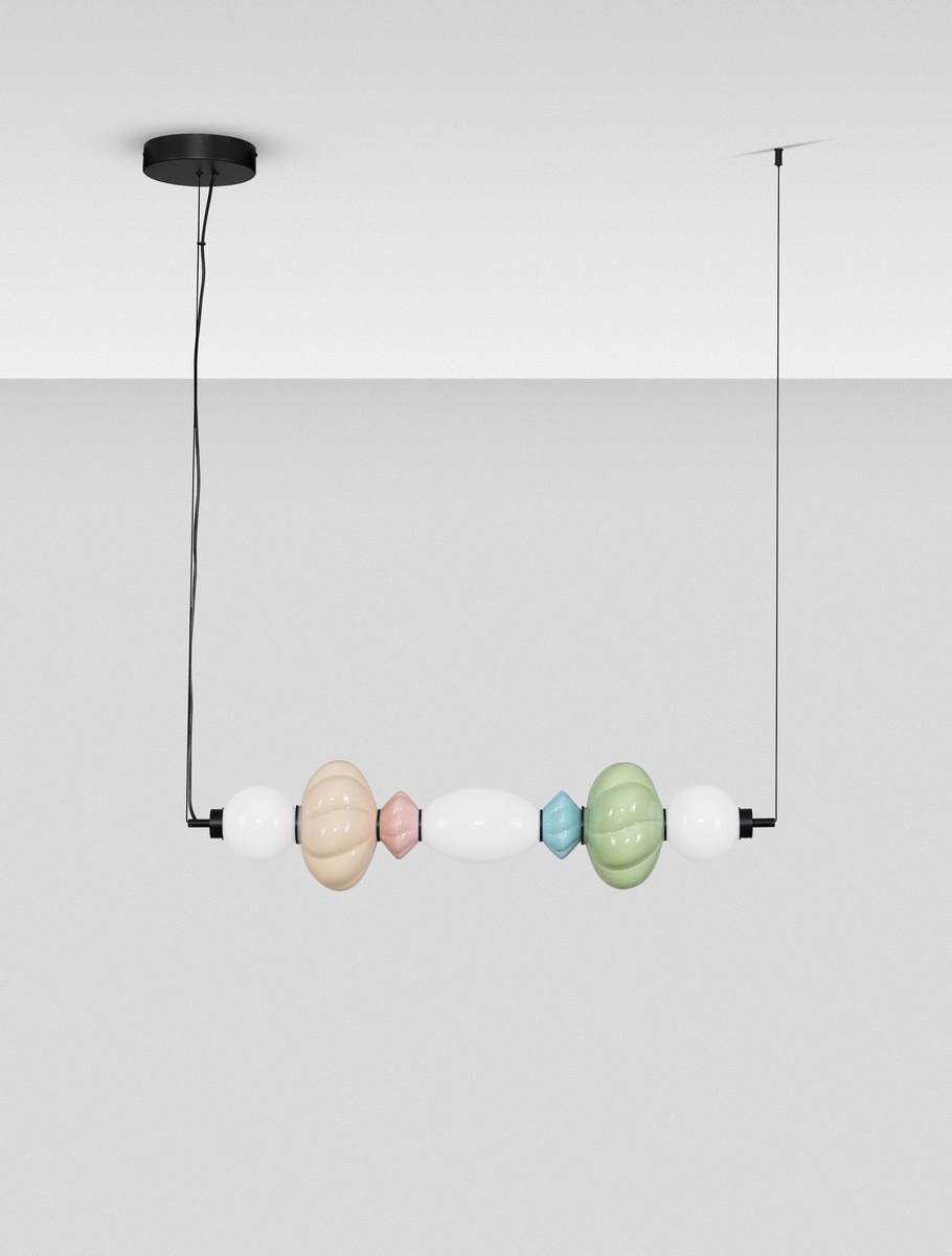 Lampa wisząca Casurno 1xLED 23W w kolorze czarnym z multikolorowymi elementami szklanymi w kształcie kulek i owalów. Produkt zawieszony na cienkim czarnym przewodzie, w prostokątnym kształcie, z centralnym punktem świetlnym.