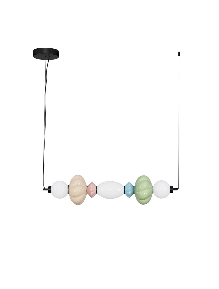 Lampa wisząca Casurno 1xLED 23W w kolorze czarnym z multikolorowymi dekoracjami. Składa się z sześciu elementów o różnych kształtach: białych, zielonych, różowych i niebieskich. Zawieszona na czarnym kablu, w prostej, nowoczesnej formie.