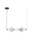 Lampa wisząca Casurno 1xLED 23W w kolorze czarnym z multikolorowymi dekoracjami. Składa się z sześciu elementów o różnych kształtach: białych, zielonych, różowych i niebieskich. Zawieszona na czarnym kablu, w prostej, nowoczesnej formie.