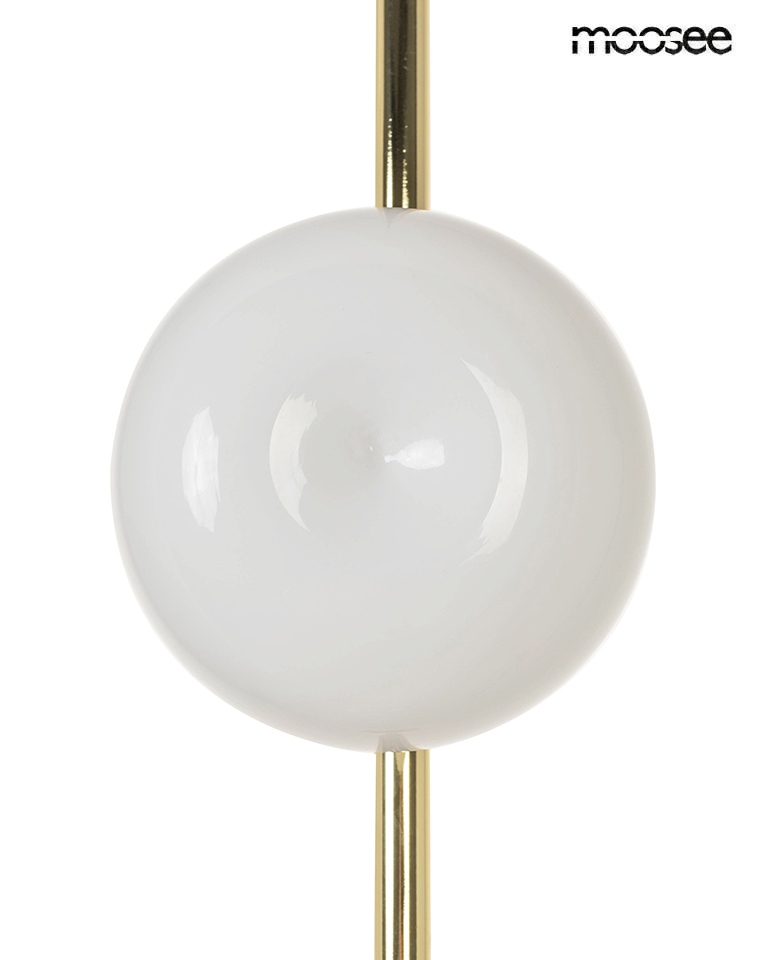 Lampa wisząca Rugia 2xG9 w złotej oprawie, z białym, okrągłym kloszem. Ujęcie frontalne, zbliżenie na detal lampy. Klosz z gładkiej, błyszczącej ceramiki, metalowa konstrukcja w kolorze złotym.