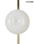 Lampa wisząca Rugia 2xG9 w złotej oprawie, z białym, okrągłym kloszem. Ujęcie frontalne, zbliżenie na detal lampy. Klosz z gładkiej, błyszczącej ceramiki, metalowa konstrukcja w kolorze złotym.