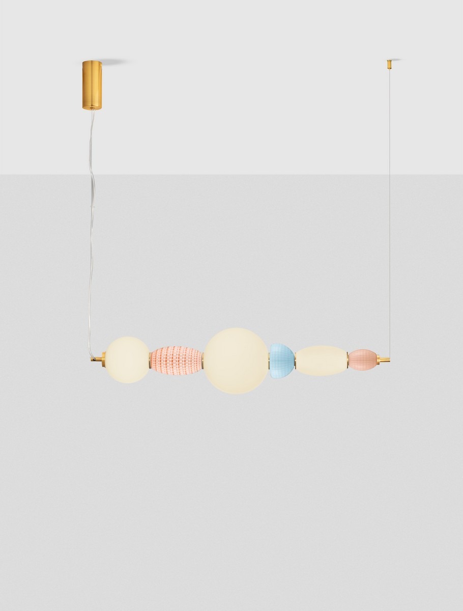 Laverzo lampa wisząca z 1xLED 28W w kolorze złotym, składająca się z okrągłych i owalnych elementów w pastelowych odcieniach różu, błękitu i bieli. Produkt zawieszony na cienkim przewodzie, z górnym mocowaniem w kolorze złotym, na jednolitym tle.
