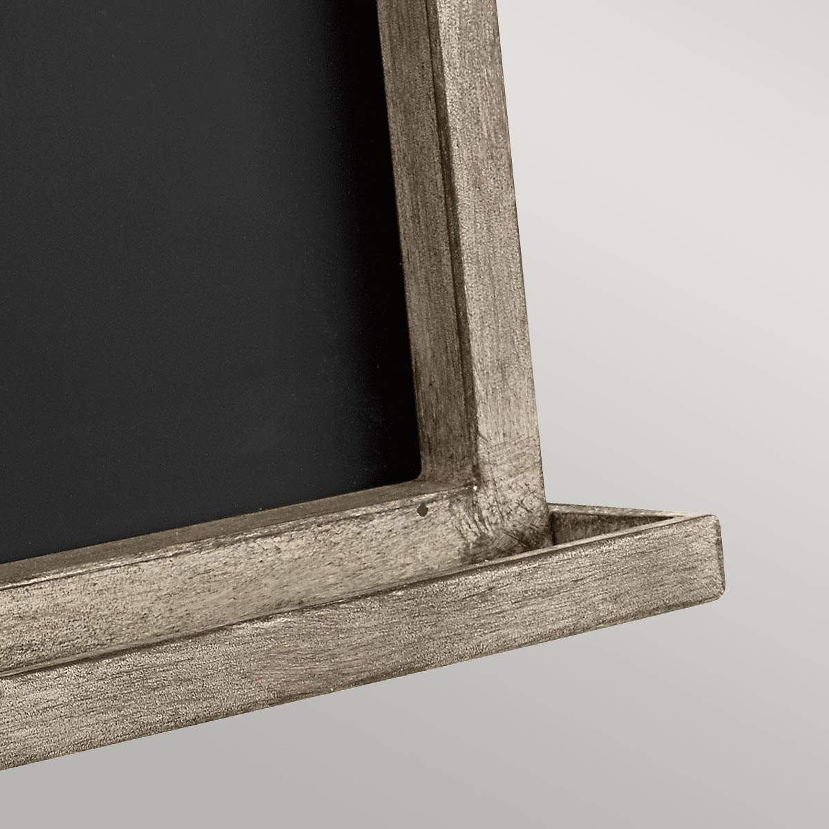 Kinkiet Chalkboard w stylu postarzanym z cynku, z czarną tablicą. Widok z boku, z widoczną, prostokątną ramą oraz podstawą. Przeznaczony do montażu z jedną żarówką E27.