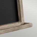 Kinkiet Chalkboard w stylu postarzanym z cynku, z czarną tablicą. Widok z boku, z widoczną, prostokątną ramą oraz podstawą. Przeznaczony do montażu z jedną żarówką E27.