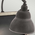 Kinkiet Chalkboard z postarzanym cynkiem, posiada klosz w kształcie dzwonu w odcieniu ciemnoszarym. Elementy metalowe z widoczną teksturą, zamocowanie na ścianie, w tle tablica do pisania kredą o czarnym kolorze.