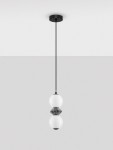 Lampa wisząca Monreta z czarnym metalowym stelażem i szarym detalem, posiadająca dwie białe kuliste klosze. Zawieszona na cienkim czarnym przewodzie, prezentuje nowoczesny design. Ujęcie frontalne na jednolitym tle.