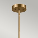 Lampa wisząca Luella z mosiężnym, okrągłym mocowaniem sufitowym i prostym, metalowym stelażem. Wysoka, minimalistyczna konstrukcja z miejscem na trzy źródła światła E14. Tło jasne, co podkreśla elegancki charakter lampy.