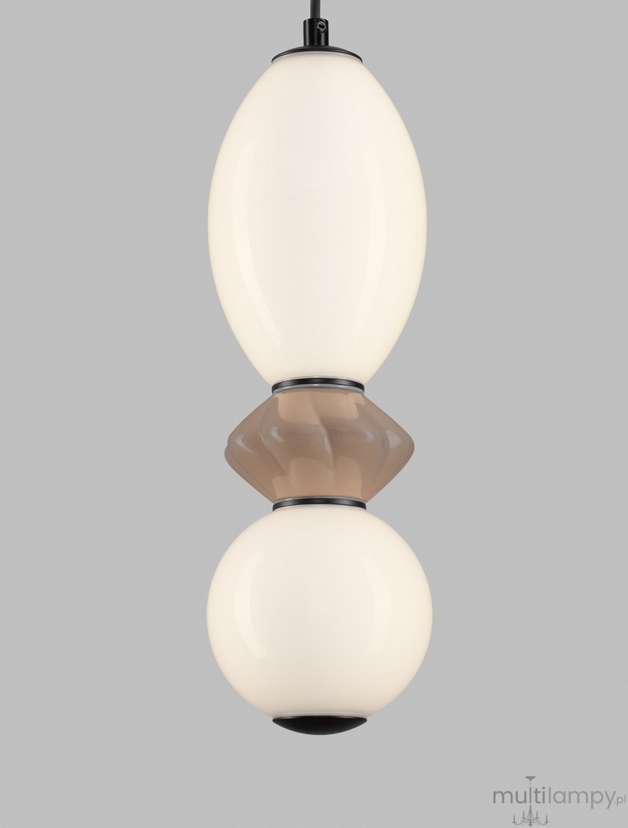 Lampa wisząca Monreta, czarna mokka, z jednym źródłem LED 12W. Kształt: owalny klosz z mlecznego szkła oraz dekoracyjny element w kolorze brązowym. Zawieszona pionowo w centralnej pozycji na szarym tle.