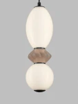 Lampa wisząca Monreta, czarna mokka, z jednym źródłem LED 12W. Kształt: owalny klosz z mlecznego szkła oraz dekoracyjny element w kolorze brązowym. Zawieszona pionowo w centralnej pozycji na szarym tle.