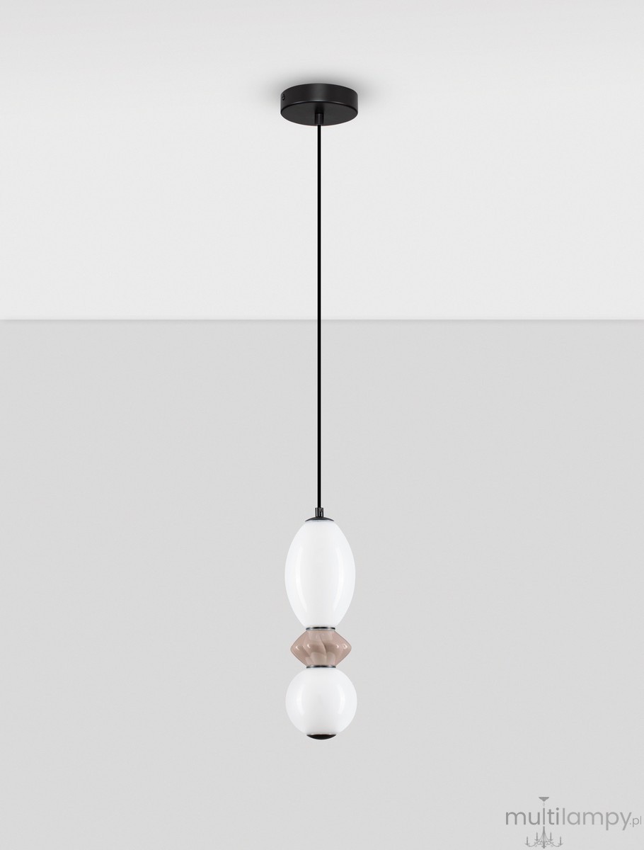Lampa wisząca Monreta z jednym źródłem LED 12W. Posiada czarną oprawę oraz elementy szklane w białym i brązowym kolorze, zawieszona na cienkim czarnym kablu. Ujęcie frontalne, na jednolitym jasnoszarym tle.