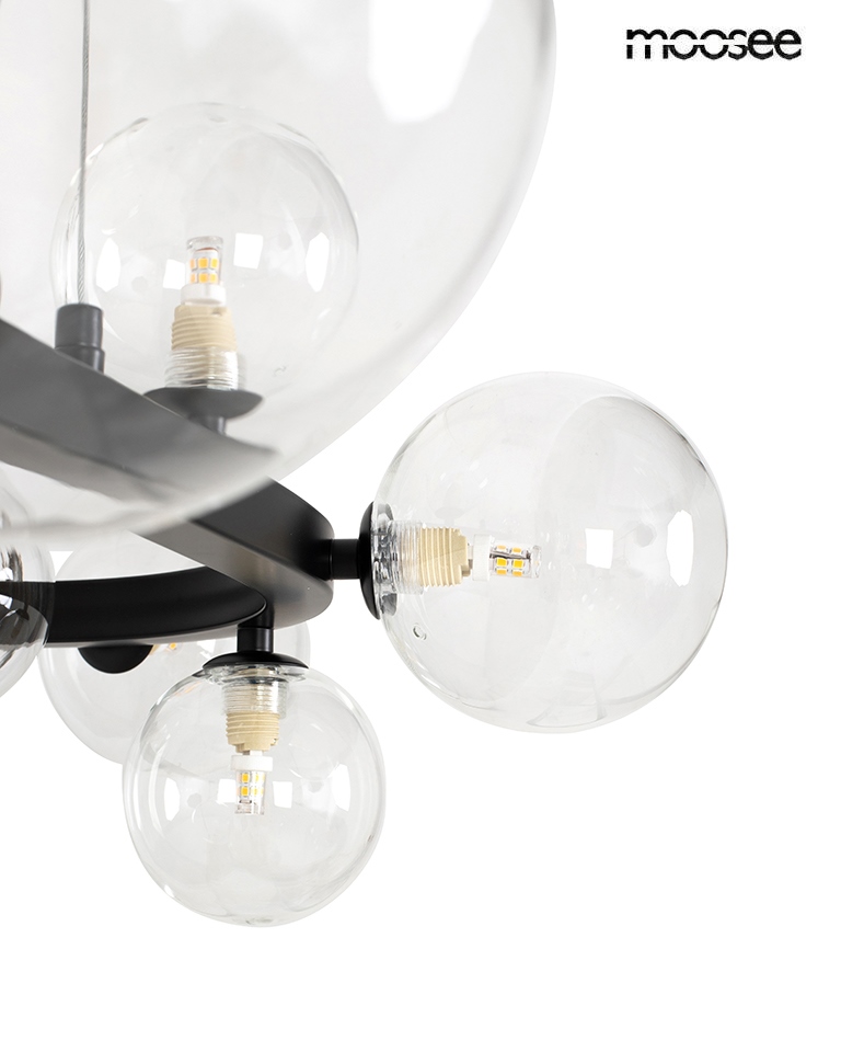 Lampa wisząca Alure Oval 120 o czarnej konstrukcji z 20 miejscami na żarówki G9. Widoczne przezroczyste klosze w kształcie kul, zamocowane na czarnym ramieniu. Ujęcie z dołu, ukazujące detale mocowania i żarówek.