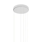 Lampa wisząca LED Circolo D60 o mocy 67W i barwie światła 3000K, w kolorze białym. Okrągła, płaska podsufitka z cienkimi przewodami. Produkt zawieszony w powietrzu, na jednolitym tle.