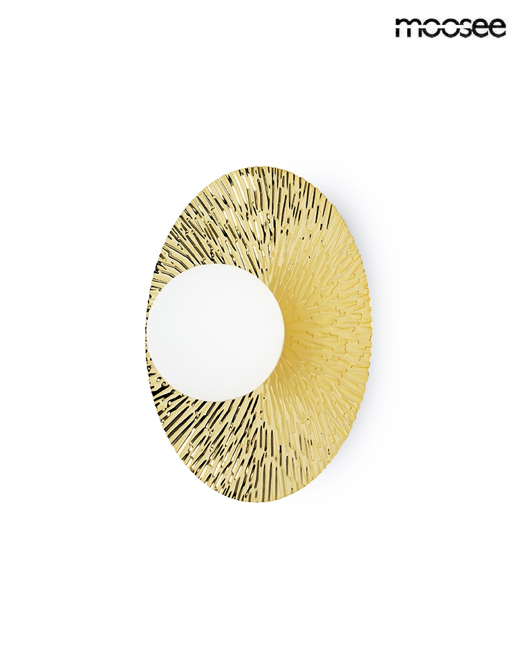 Kinkiet Soul 20 w kolorze złotym z okrągłym kloszem. Płaska, owalna podstawa z dekoracyjnym, teksturowanym wykończeniem. Produkt montowany na ścianie, widoczny z przodu, na białym tle. Przeznaczony do żarówki G9.