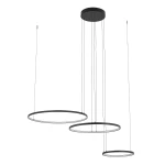 Lampa wisząca LED Circolo 85W 3000K w kolorze czarnym, składająca się z trzech okrągłych pierścieni o różnej średnicy, zawieszonych na cienkich linkach. Montaż na okrągłej podstawie sufitowej.