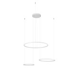 Lampa wisząca LED Circolo 85W 3000K w kolorze białym. Trzy okrągłe pierścienie zawieszone na cienkich linkach, z centralnym źródłem światła. Prosty, nowoczesny design, idealny do aranżacji wnętrz.