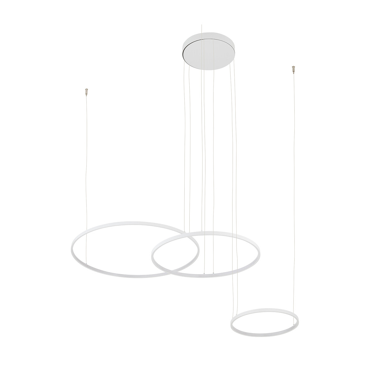 Lampa wisząca LED Circolo o mocy 85W i temperaturze barwowej 3000K w kolorze białym, składająca się z trzech okrągłych pierścieni zawieszonych na cienkich linkach, montowana na okrągłej podstawie sufitowej.