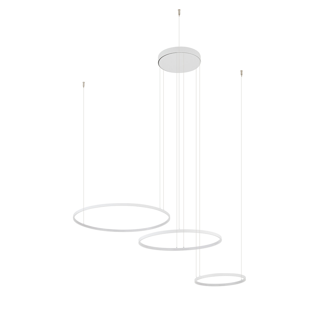 Lampa wisząca LED Circolo 85W, emitująca ciepłe białe światło (3000K). Posiada trzy okrągłe, białe elementy o różnej średnicy, zawieszone na cienkich linkach, montowane na okrągłej podstawie sufitowej.