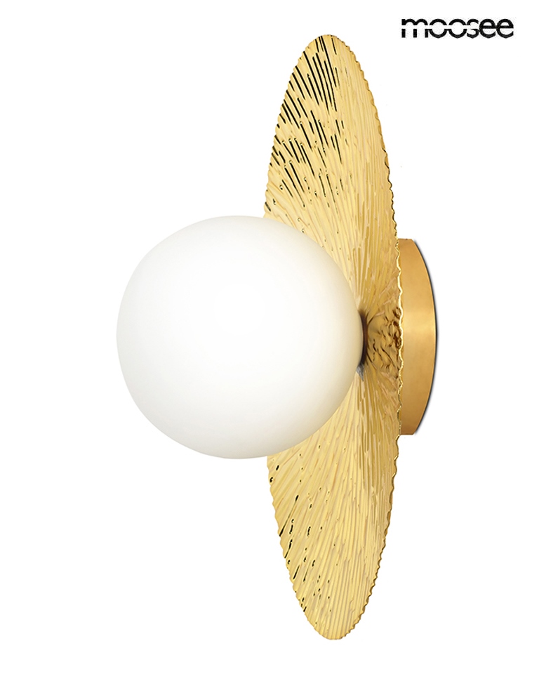 Kinkiet Soul 30 w kolorze złotym z okrągłą, białą kulą. Lampa ma dekoracyjną, teksturowaną osłonę w kształcie liścia. Montaż ścienny, idealna do nowoczesnych wnętrz. Ujęcie frontalne, produkt prezentowany na jednolitym tle.