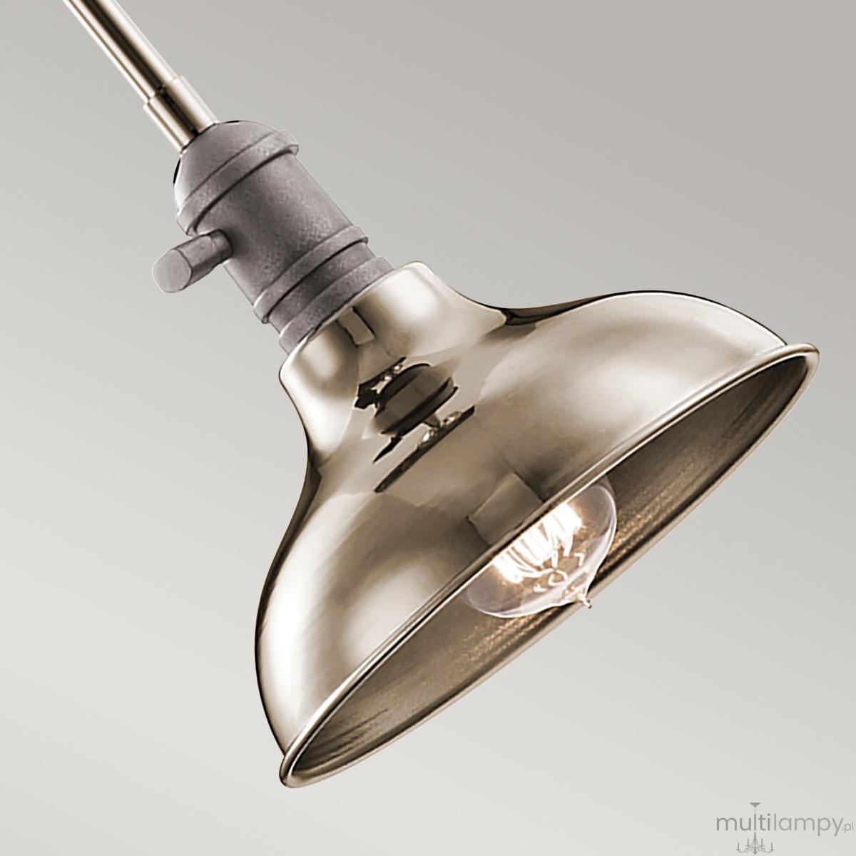 Lampa wisząca Cobson 1xE27 w polerowanym niklu, z metalowym kloszem o zaokrąglonym kształcie. Widoczna żarówka oraz mocowanie w kolorze szarym. Ujęcie z boku, na jednolitym tle.