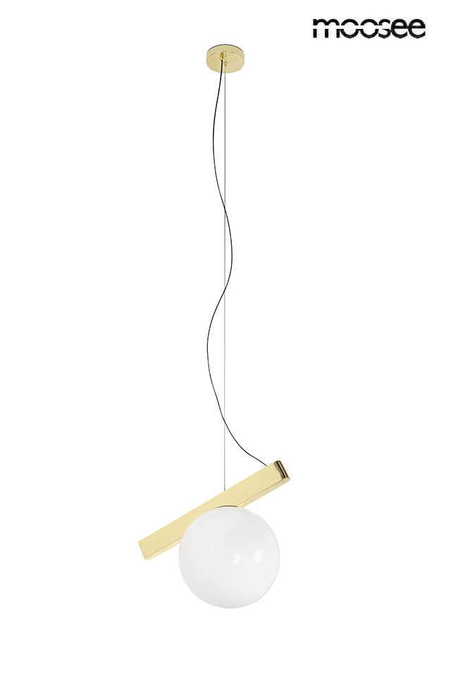 Lampa wisząca Balance z jedną żarówką G9, składająca się z białej, szklanej kuli i złotej, prostokątnej ramy. Zawieszona na cienkim, czarnym przewodzie, montowana do sufitu. Prosty, nowoczesny design, idealna do wnętrz.