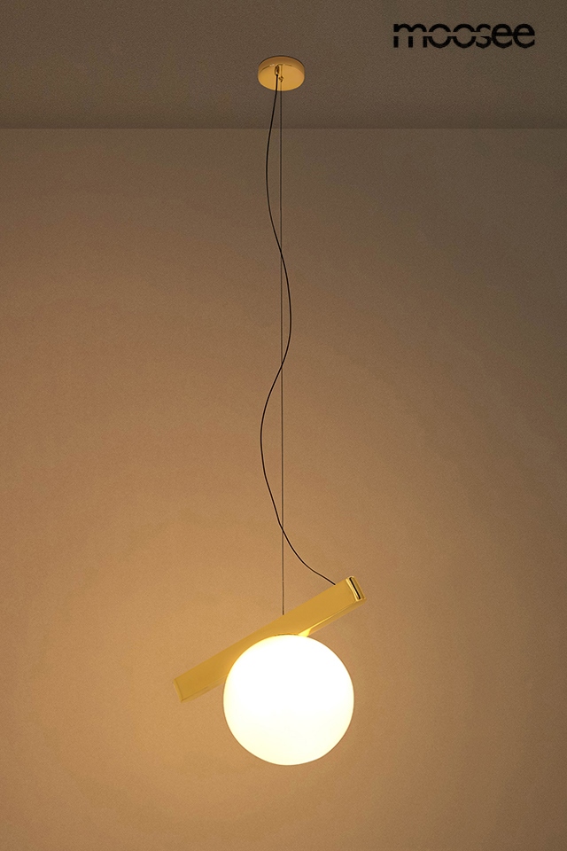 Lampa wisząca Balance z pojedynczym źródłem światła G9, z okrągłą, białą szklaną kopułą i złotym metalowym elementem w kształcie prostokąta, zawieszona na cienkim przewodzie, w minimalistycznym stylu.