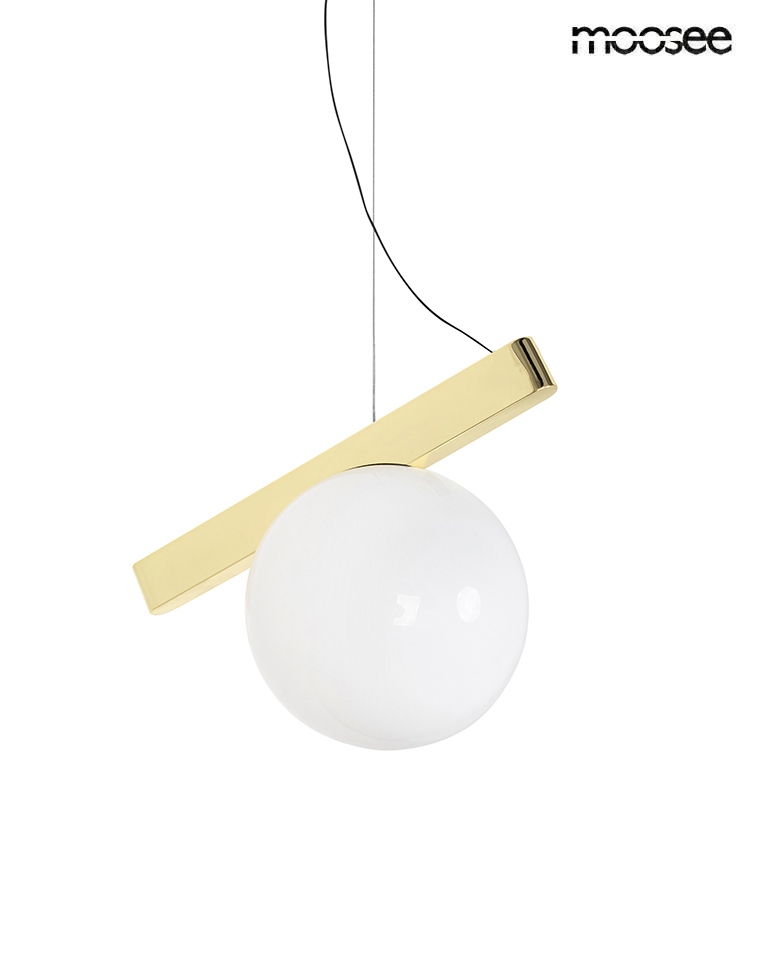 Lampa wisząca Balance 1xG9 w kolorze złotym, z białym, półkulistym kloszem. Kształt geometryczny z poziomą, prostokątną podstawą oraz okrągłym kloszem. Zawieszona na cienkim przewodzie, idealna do nowoczesnych wnętrz.
