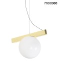 Lampa wisząca Balance z jedną oprawą G9, złota. Kształt minimalistyczny z białą, okrągłą szklaną kulą zawieszoną na poziomej złotej listwie. Długi czarny kabel. Produkt wiszący, idealny do nowoczesnych wnętrz.