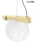 Lampa wisząca Balance z metalowym, złotym kloszem w kształcie prostokąta, zawieszonym nad okrągłym, białym kloszem ze szkła. Widoczny przewód zasilający. Produkt umieszczony na białym tle.