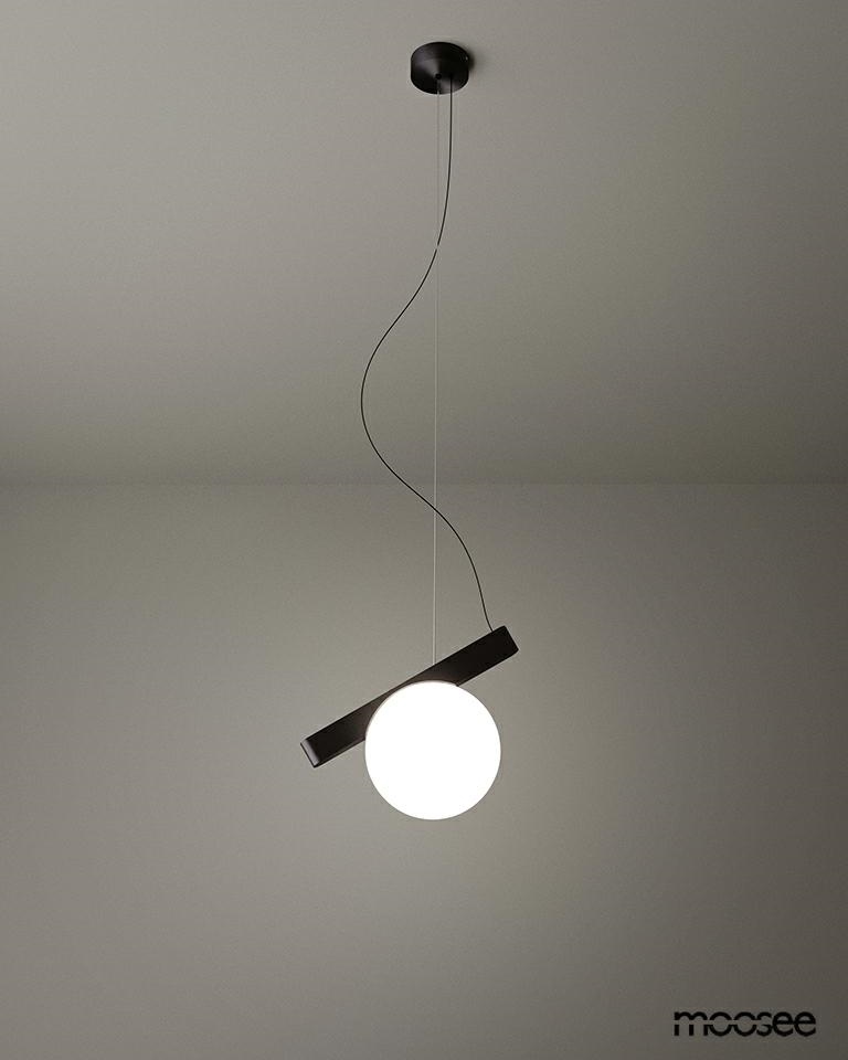 Lampa wisząca Balance z grafitowym uchwytem, z okrągłą oprawą świetlną w białym kolorze. Zawieszona na cienkim, prostym przewodzie. Ujęcie z góry, ukazujące nowoczesny design i minimalistyczny styl. Tło w jednolitym kolorze.