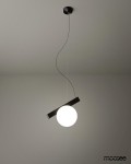 Lampa wisząca Balance z grafitowym uchwytem, z okrągłą oprawą świetlną w białym kolorze. Zawieszona na cienkim, prostym przewodzie. Ujęcie z góry, ukazujące nowoczesny design i minimalistyczny styl. Tło w jednolitym kolorze.