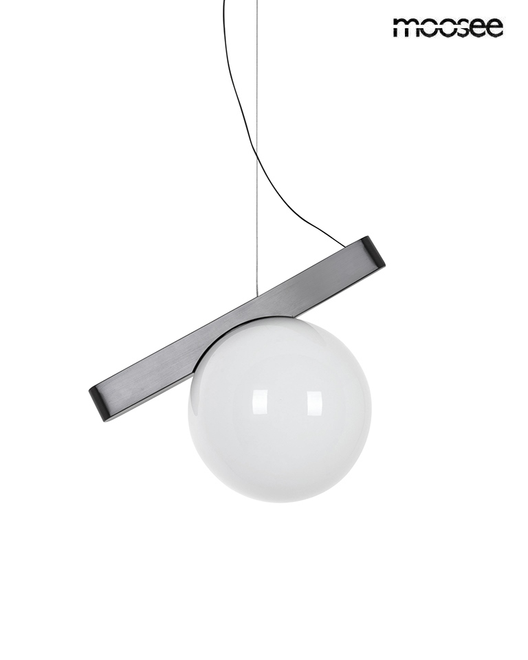 Lampa wisząca Balance z grafitowym, prostokątnym uchwytem i okrągłą, białą kulą. Zawieszona na cienkim przewodzie, prezentuje nowoczesny design. Idealna do minimalistycznych wnętrz.