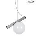 Lampa wisząca Balance z grafitowym, prostokątnym uchwytem i okrągłą, białą kulą. Zawieszona na cienkim przewodzie, prezentuje nowoczesny design. Idealna do minimalistycznych wnętrz.