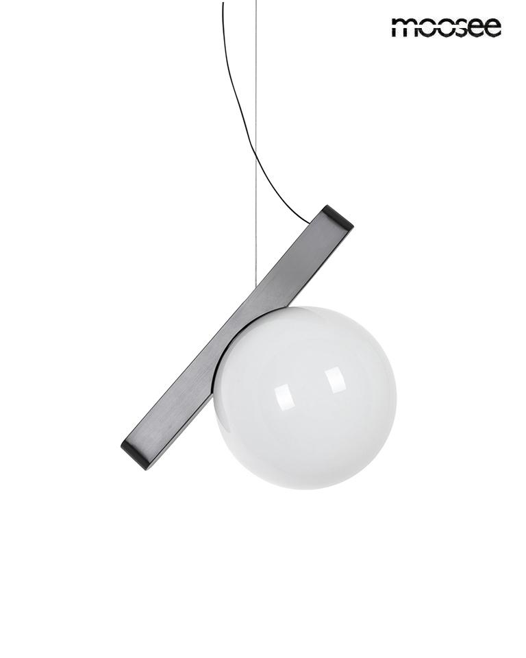 Lampa wisząca Balance z grafitowym uchwytem i białym, okrągłym kloszem, zawieszona na cienkim przewodzie. Klosz jest gładki, a uchwyt prosty i minimalistyczny, co podkreśla nowoczesny design.