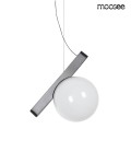 Lampa wisząca Balance z grafitowym uchwytem i białym, okrągłym kloszem, zawieszona na cienkim przewodzie. Klosz jest gładki, a uchwyt prosty i minimalistyczny, co podkreśla nowoczesny design.