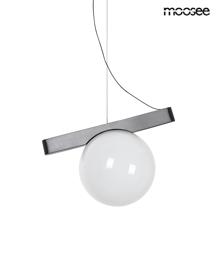 Lampa wisząca Balance 1xG9 w kolorze grafitowym. Posiada sztywny, prostokątny uchwyt z metalu oraz kulisty klosz z mlecznego szkła. Zawieszona na cienkim przewodzie, w nowoczesnym, minimalistycznym stylu, idealna do różnych aranżacji wnętrz.
