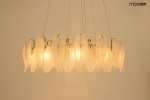 Lampa wisząca Roch 80 z dziesięcioma źródłami światła E14, w złotej oprawie, ozdobiona przezroczystymi, matowymi elementami w kształcie liści. Produkt zawieszony na cienkich linkach, prezentujący elegancki design. Tło jasne.
