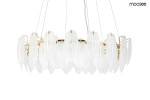 Lampa wisząca Roch 100 z 12 gniazdami E14, w złotej oprawie, ozdobiona białymi, szklanymi elementami w kształcie liści. Produkt zawieszony na cienkich przewodach, w ujęciu z boku, na białym tle.