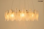Lampa wisząca Roch 100 o złotej konstrukcji, z 12 źródłami światła E14, zdobiona przezroczystymi, teksturowanymi kloszami w kształcie liści. Ujęcie z góry, lampa zawieszona na cienkich linkach, na jasnym tle.