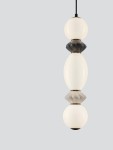 Lampa wisząca Monreta w kolorze czarnym z elementami multikolorowymi, z trzema kulistymi kloszami w białym i szarym kolorze. Zawieszona na czarnym przewodzie, o nowoczesnym, eleganckim kształcie. Idealna do różnych aranżacji wnętrz.
