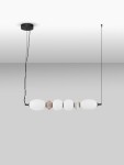 Czarna lampa wisząca Monreta 1xLED 28W, zawieszona na czarnym przewodzie. Elementy klosza w różnych kolorach: białym, różowym i beżowym, o okrągłych i owalnych kształtach. Lampa ma nowoczesny design, idealna do dekoracji wnętrz.